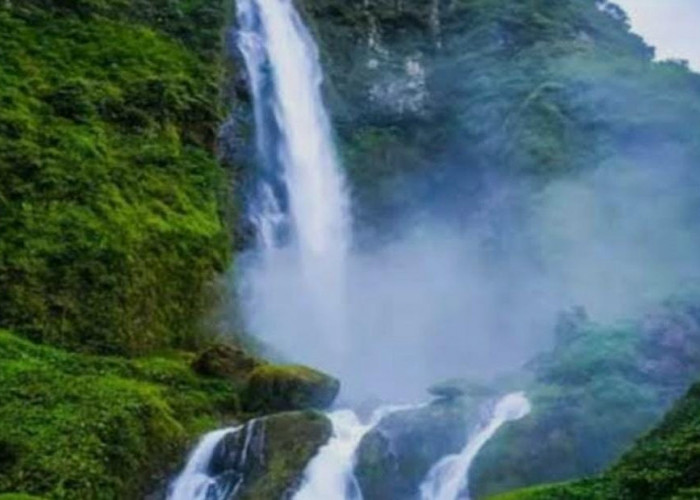 Menembus Kabut di Curug Ciparay: Sensasi Berada di Bawah 'Hujan Abadi' Kaki Gunung Galunggung