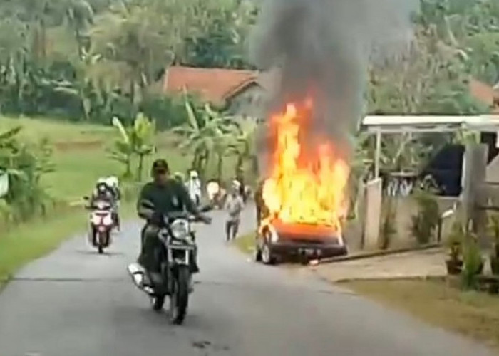 Mobil Ditumpangi Pasutri Hangus Terbakar, Beruntung Para Korban Lolos dari Maut