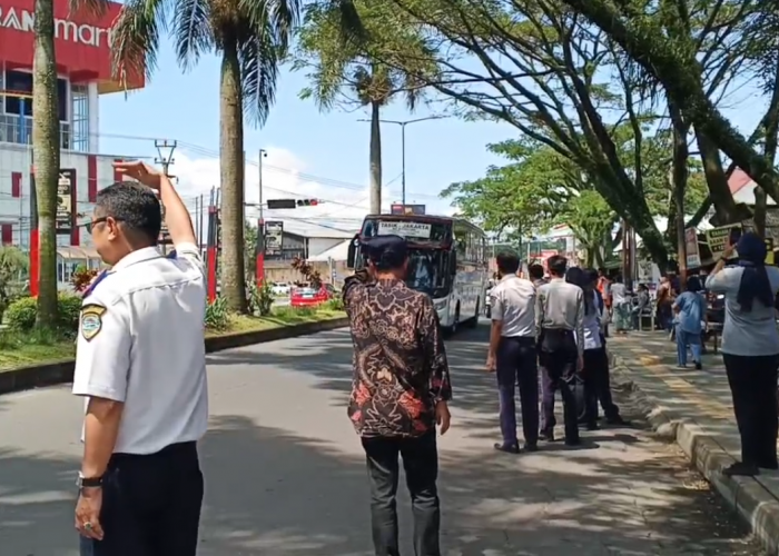 Petugas Gabungan Tertibkan Terminal Bayangan Rancabango, Naik dan Turun Penumpang Hanya Boleh di Terminal 