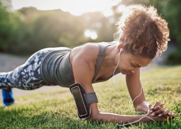 Jangan Kaget! Ini yang Terjadi pada Tubuhmu Kalau Rutin Plank Setiap Pagi