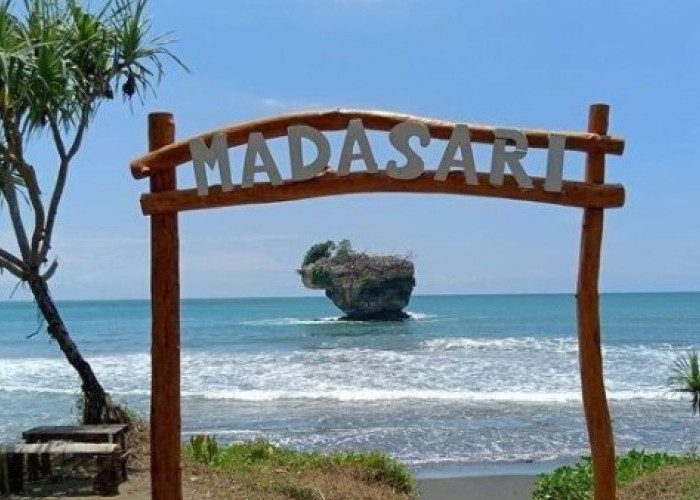 Menyusuri Keindahan Pantai Madasari, Menemukan Ketenangan di Tengah Deburan Ombak