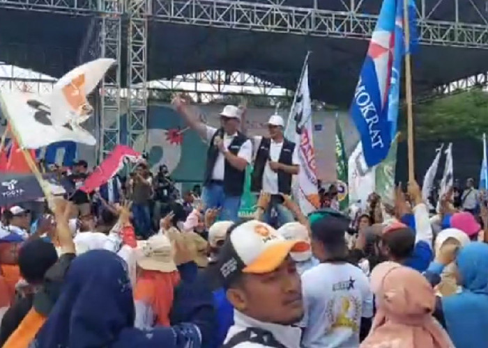 Kampanye Rapat Umum Ivan-Dede Di Stadion Wiradadaha, Hibur Pendukung Dengan Nyanyikan Lagu “Ku Tak Bisa”