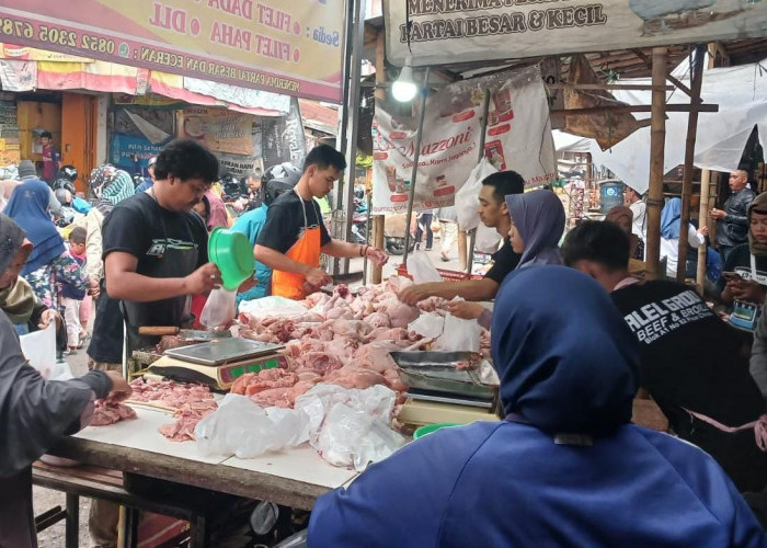 Jelang Ramadan 1445 Hijriah, Pasar Cikurubuk Ramai Pengunjung. Daging Ayam Mahal Tetap Diserbu Pembeli