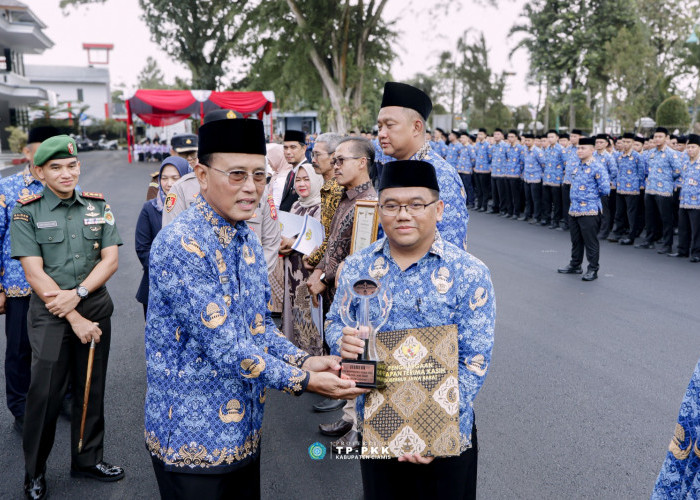 Bupati Ciamis Apresiasi ASN Berprestasi Saat Apel Peringatan Hari Besar Nasional 2025