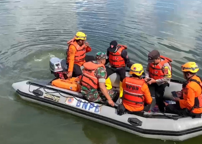 Panik Terjebak Banjir, Ibu Hamil Melahirkan di Perahu Saat Dievakuasi Petugas Gabungan