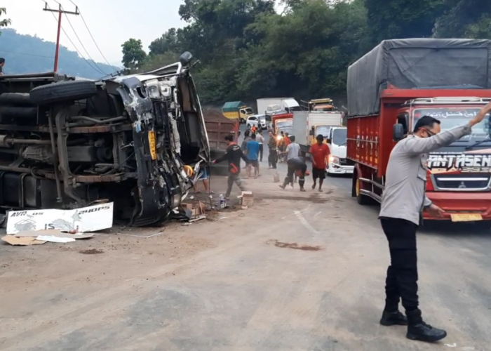 Diduga Akibat Rem Blong, Truk Adu Banteng di Jalur Gentong, Satu Sopir Alami Patah Tulang