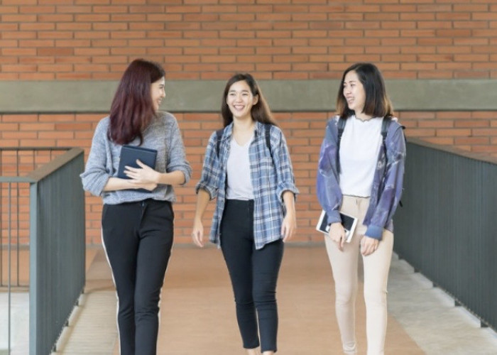 Bingung Memilih Outfit untuk ke Kampus? Ini Tips Tampil Simpel tapi Tetap Stylish