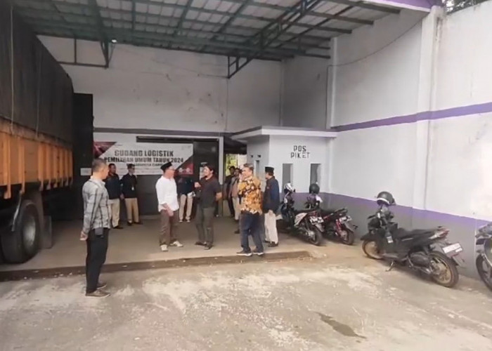 Polisi Jaga Ketat Gudang Logistik Pemilu 24 Jam Nonstop