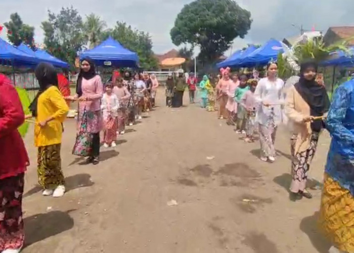 Karnaval HUT Ke-80 RI di Parhon Tasikmalaya Angkat Anyaman Bambu dan Budaya Sunda 