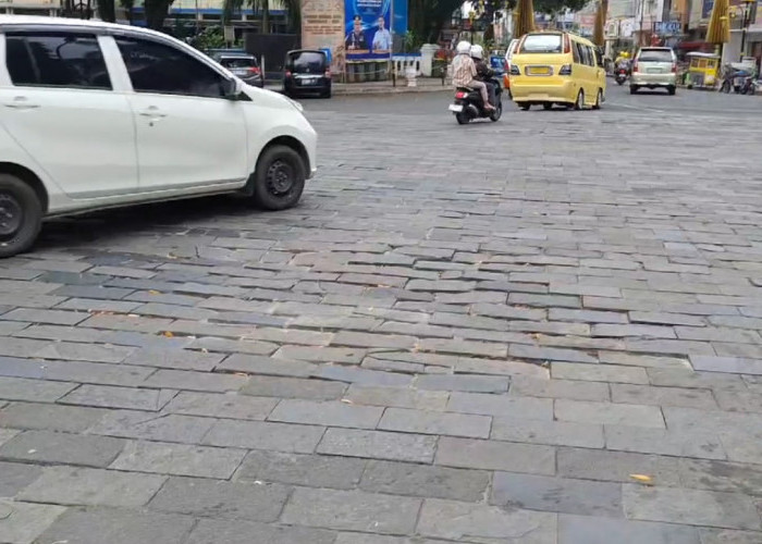 Batu Andesit Depan Masjid Agung Kota Tasik Akan Dibongkar, Batu Bergelombang  Membahayakan Pengguna Jalan