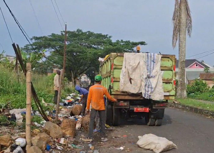 Bau Banget, Sampah Di Jalan A.H Witono Terus Menggunung, Padahal Ada TPS Resmi di Sekitaran Pasar Cikurubuk