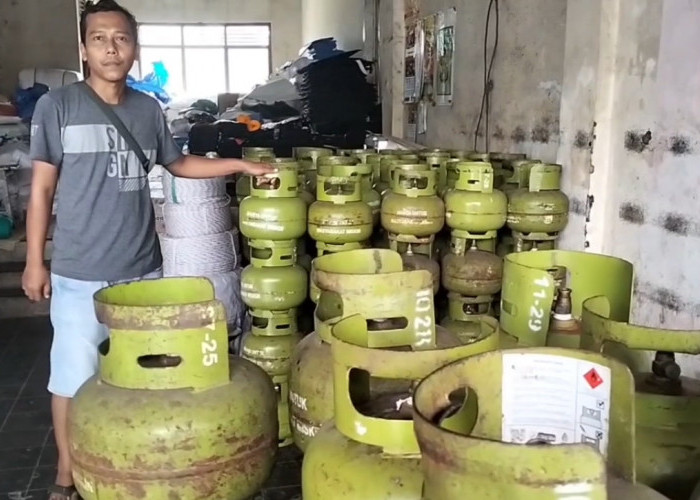 Warga Berburu Gas Elpiji 3 Kg Hingga Ke Pangkalan, Sulit Ditemukan Warga Harus Menunggu dan Sabar