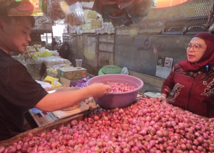 Harga Bumbu Dapur Merangkak Naik, Pedagang Pasar Cikurubuk Curhat Ke Anggota Dewan Rita Sari Puspita
