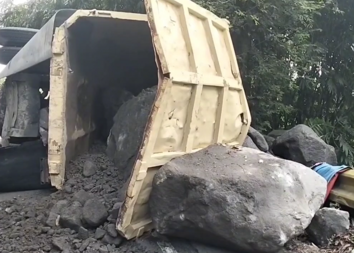 Tak Kuat Nanjak, Truk Bermuatan Batu Terguling, Pengemudi dan Kernet Alami Luka 