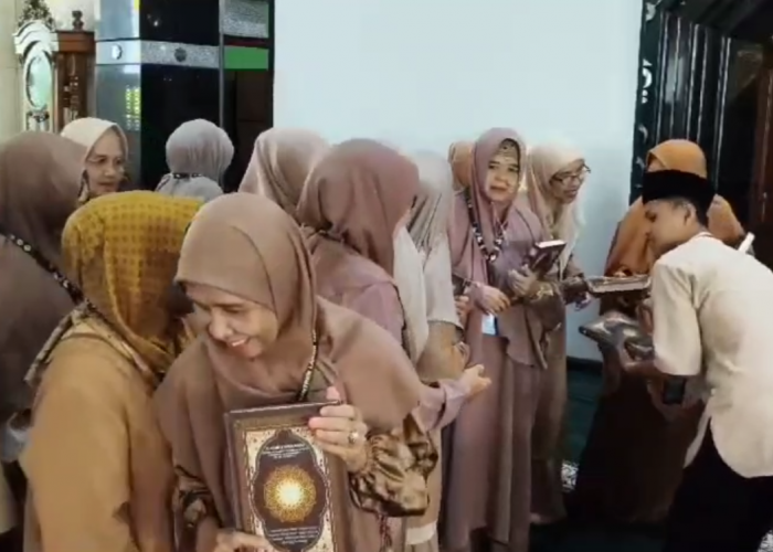 Ma'had Ihya As-Sunnah Bagikan Ratusan Al-Qur'an Bagi Lansia, Perbanyak Baca Al-Qur'an Agar Husnul Khatimah