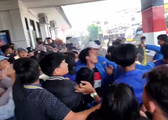Kecewa Tidak Ditemui Kejari, Demo Mahasiswa Ricuh Di Kantor Kejaksaan Tasikmalaya