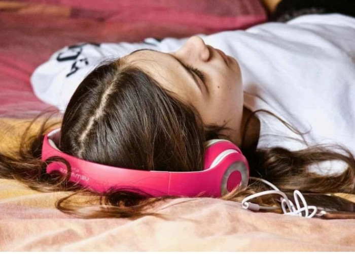 Tidur Pakai Headset? Waspadai Risiko Gangguan Pendengaran hingga Kualitas Tidur Menurun