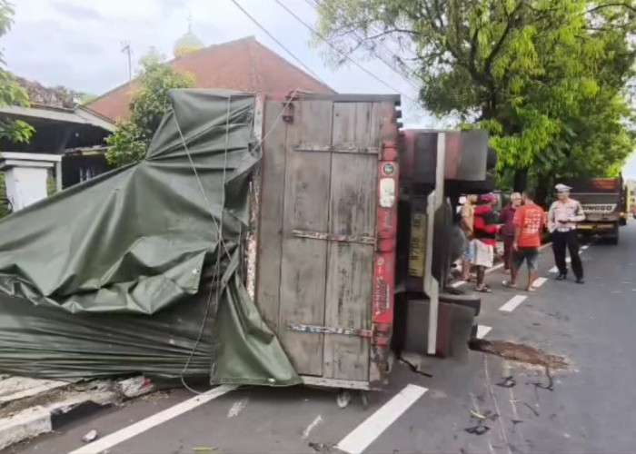 Truk Angkut Wortel Terguling di Tikungan Saripohaci Ciamis, Penyebab Kecelakaan Diduga Akibat Rem Blong