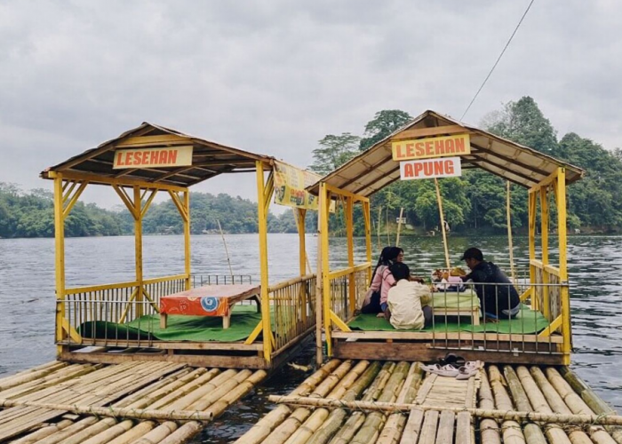 Sensasi Makan di Atas Rakit di Tasikmalaya! Saung Koneng Abah Godeg Wajib Masuk List Kuliner Kamu