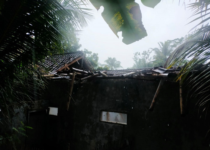 Diguyur Hujan Deras, Rumah Warga di Pamarican Ciamis Ambruk, Kerugian Hingga Belasan Juta Rupiah