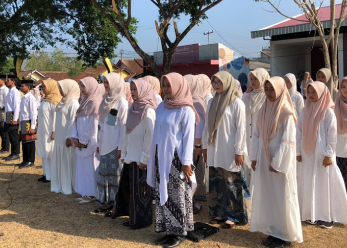Memperingati Hari Santri 2026, Santri Melaksanakan Apel Pagi di Lapangan Jami Lega Kp. Bojong Benteng