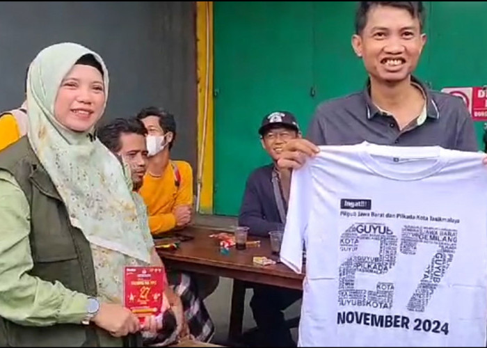 Sosialisasikan Pilkada: KPU Kota Tasik Bagikan Kaos dan Stiker Bagi Warga Pasar Cikurubuk