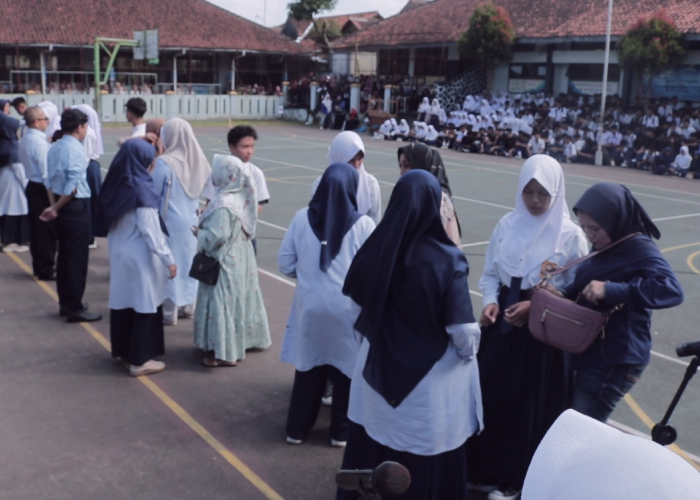 Sujud Syukur 328 Siswa SMPN 13 Usai Dinyatakan Lulus,Bangga Tingkat Kelulusan 100 Persen Tahun Ajaran2024-2025