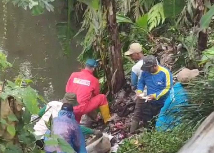 Kompak Bersihkan Sampah Di Kolong Jembatan Cigayam, Edukasi Warga Agar Tidak Buang Sampah Sembarangan