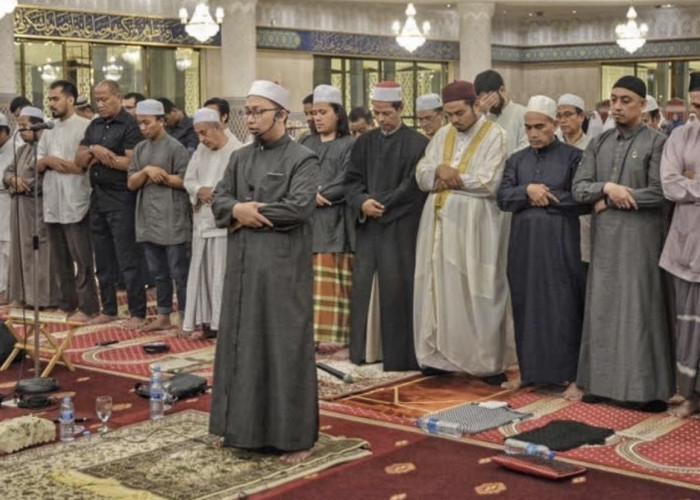 Makmum Harus Baca Al-Fatihah atau Cukup Dengarkan Imam? Ini Penjelasan Ulama