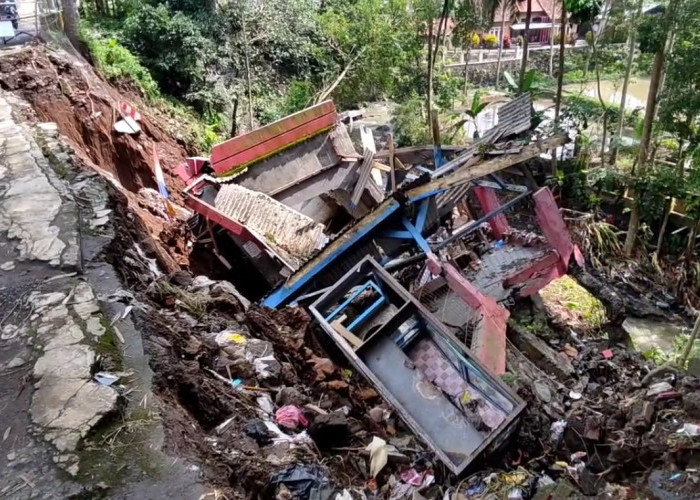 Hujan Deras, Jalan Antar Kecamatan di Kab. Tasik Longsor, Lalu Lintas Terganggu Gunakan Sistem Buka Tutup 