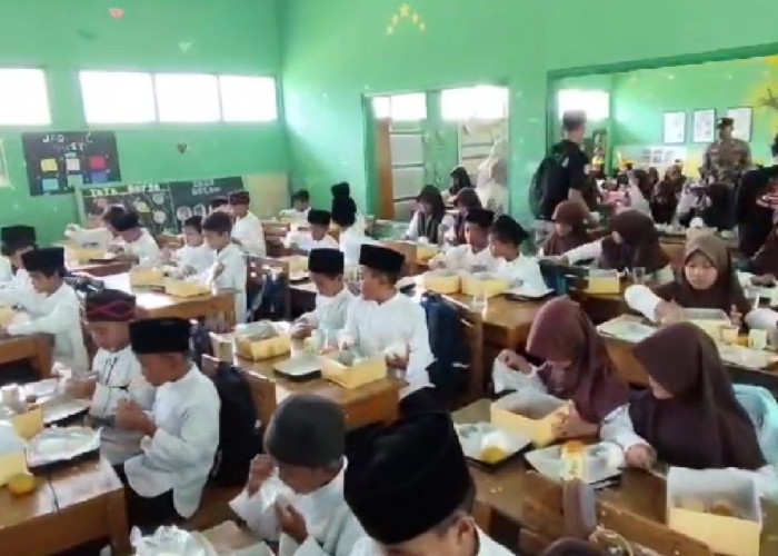 Polres Ciamis Bagikan Makan Siang Bergizi Gratis Pada Siswa SD, Yuk Intip Isiannya Apa Saja...