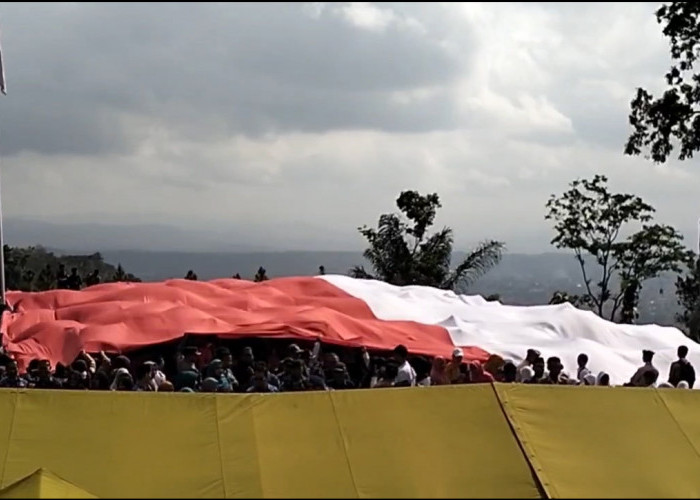 Wow, Ada Bendera Merah Putih Raksasa Dibentangkan Di Pajamben Banjar, Begini Penampakannya... 