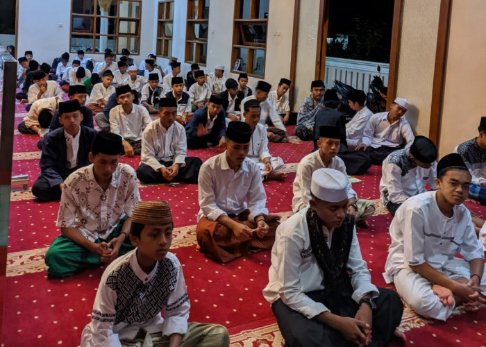 Santri dan Pelajar Dibimbing Belajar Kitab Kuning Hingga Ditargetkan Tamat 30 Juz Al-Qur'an Selama Ramadhan