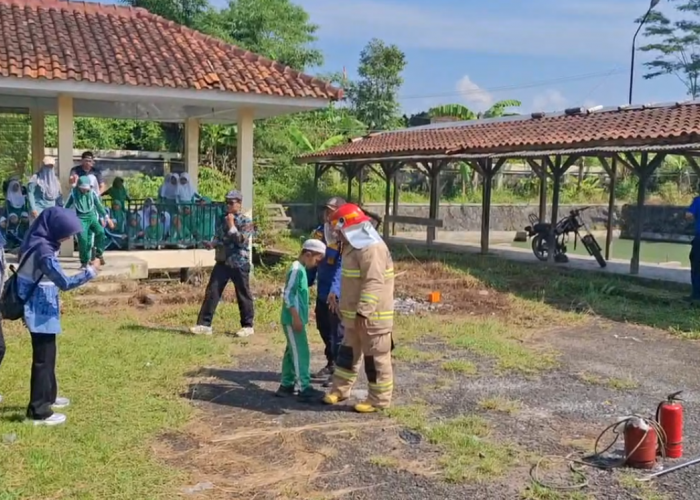 Rayakan Hari Damkar Internasional Bersama Para Siswa SD, Siswa Antusias  Diajak Keliling Naik Mobil Damkar