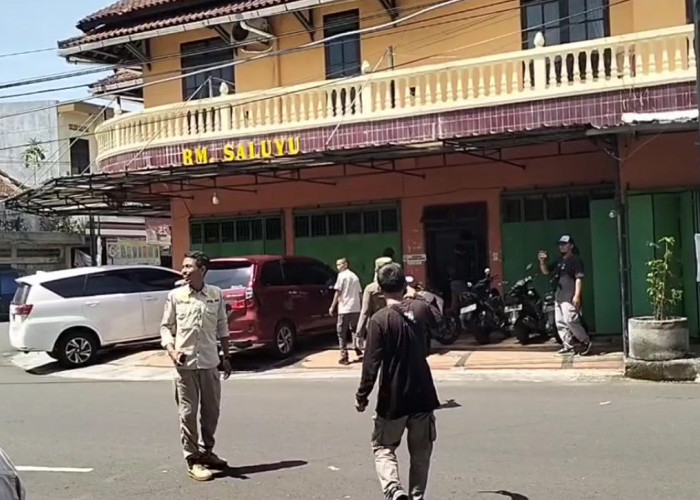 Buka Siang Hari, Warung Makan Disidak Petugas Gabungan , Sejumlah Warga Terciduk Nyemen