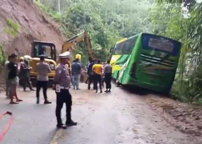 Tebing Setinggi Sepuluh Meter di Salawu Longsor, Jalur Tasik-Garut Sempat Lumpuh 