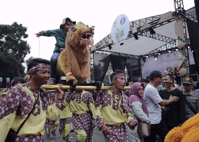 Ribuan Warga Padati Pawai Jampana Hari Jadi Kab. Tasik, 351 Desa Tampilkan Kekayaan Budaya dan Hasil BumI