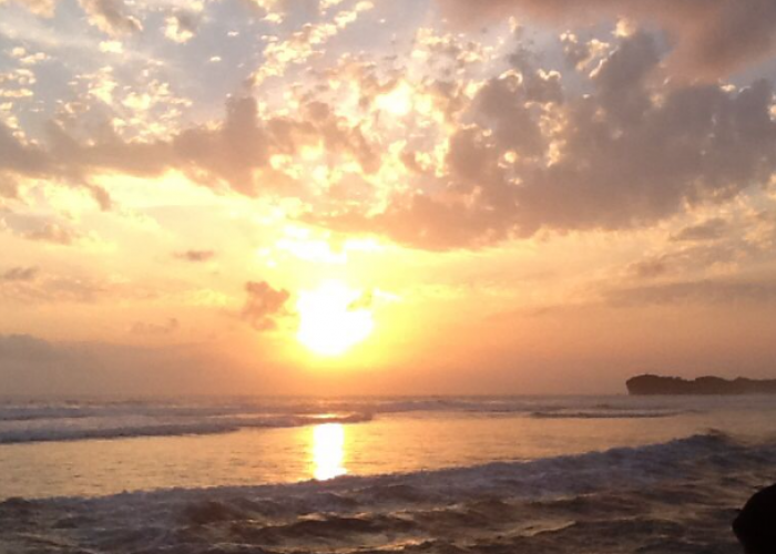 Kalau Kamu Suka Senja, 5 Pantai di Tasikmalaya Ini Wajib Masuk Daftar!