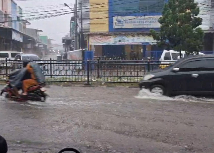 Hujan Deras, Jalan di Kawasan Pasar Cikurubuk Kebanjiran, Warga Minta Wali Kota Segera Atasi Masalah Banjir