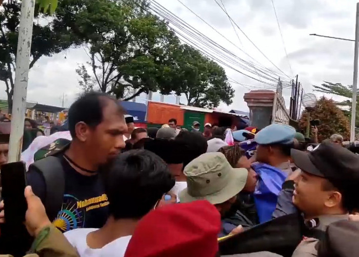 Terindikasi Ada Jual Beli Suara, Rapat Rekapitulasi Di Demo, Massa Memaksa Masuk Ruang Pleno Rekapitulasi