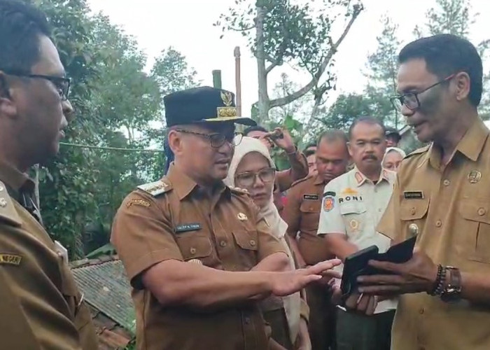 Bupati Tasik Tinjau Lokasi Longsor Cigalontang, Janji Perbaiki Rumah Korban dan Tanggung Biaya Pengobatan