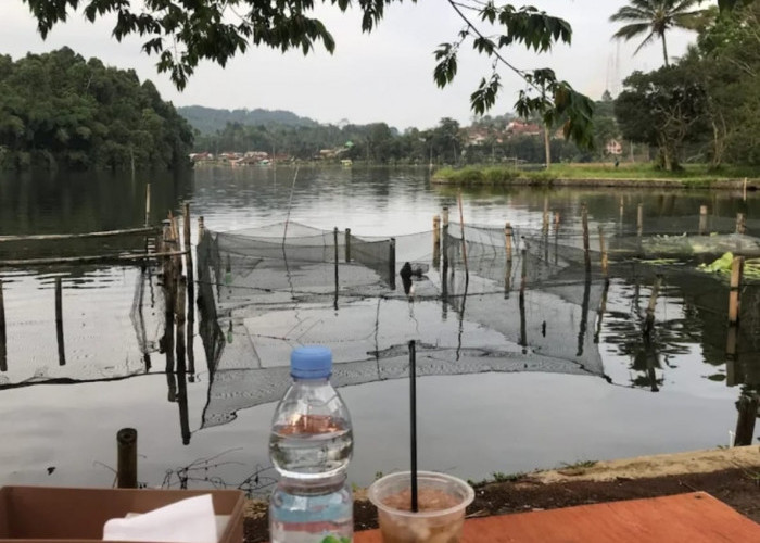 Seblak Balong Emak Panjalu: Sensasi Pedas Menikmati Kuliner di Tepi Kolam