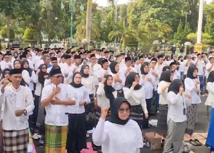 Pecahkan Rekor Muri, 30 Ribu ASN Jabar Kompak Pakai Sarung Tenun