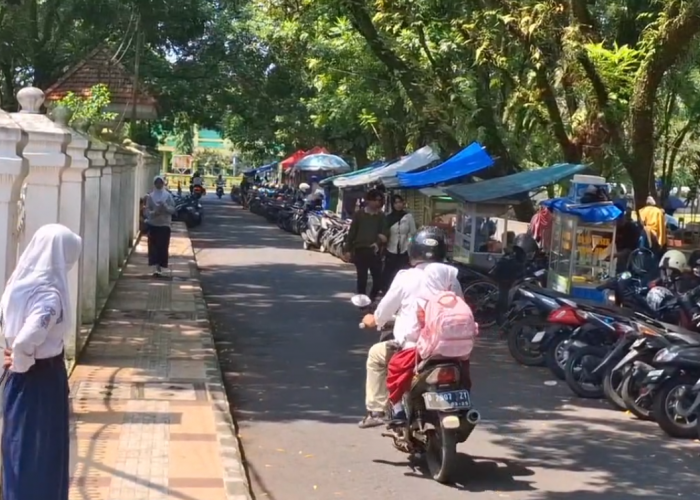 Sudah Dilarang, Masih Ada Siswa Bandel Membawa Motor ke Sekolah, Motornya Diparkir di Luar Sekolah
