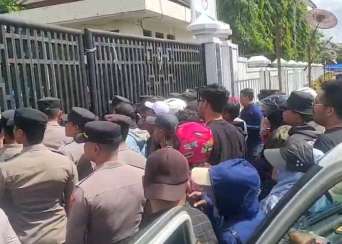 Belasan Tahun Warga Dihantui Jalan Rusak Akibat Truk Pasir, Layangkan Protes Ke Wali Kota