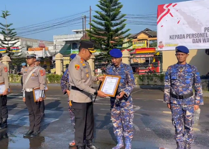 Bantu Tugas Kepolisian Selama Ops Ketupat 2025, 52 Anggota Polisi dan 7 Warga Sipil Diganjar Penghargaan