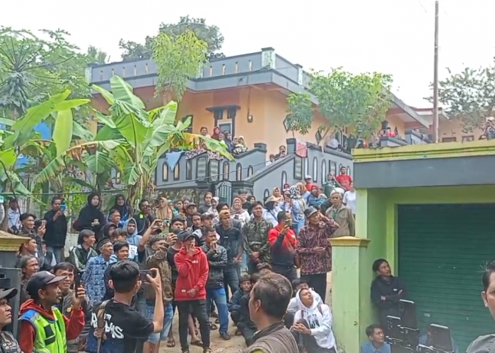 Ratusan Warga Kepung Kantor Desa Buniasih, Tuntut Kades Mundur Usai Diprotes Soal Pengelolaan BLT dan DD