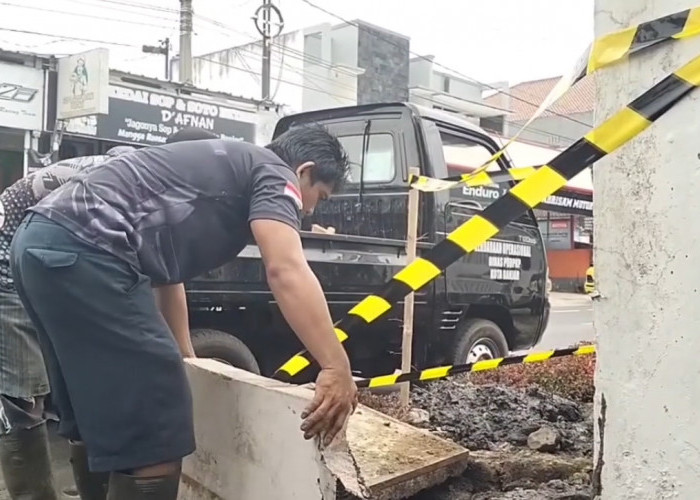 Dinas PUTR Banjar Cek Genangan Air di Jalan Perintis Kemerdekaan, Saluran Tersumbat Lumpur dan Kabel Optik