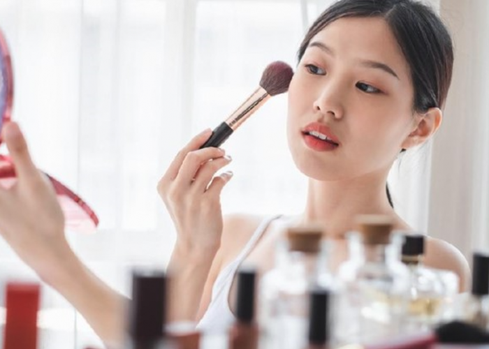 Tampil Cantik Seharian, ini 7 Tips Makeup Natural dan Tahan Lama, yuk Coba!