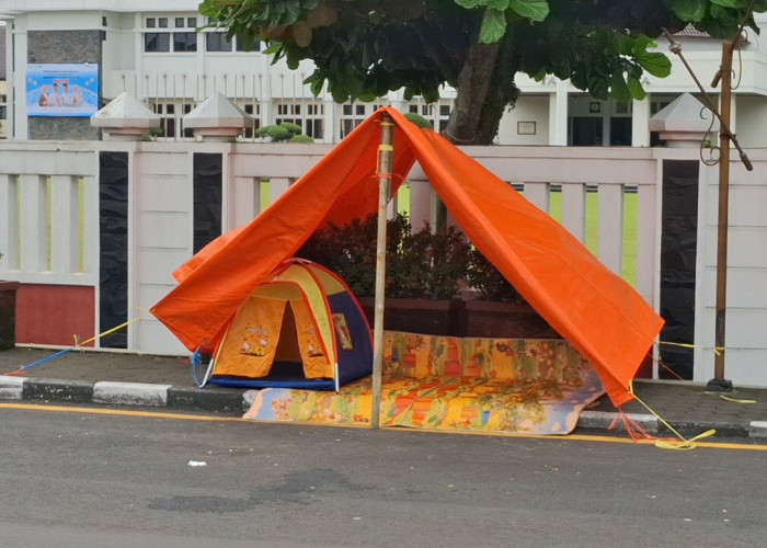 Warga Kritik Keberpihakan Wali Kota Pada Perlindungan Lahan, Pasang Spanduk hingga Tenda di Depan Kantor Wali 